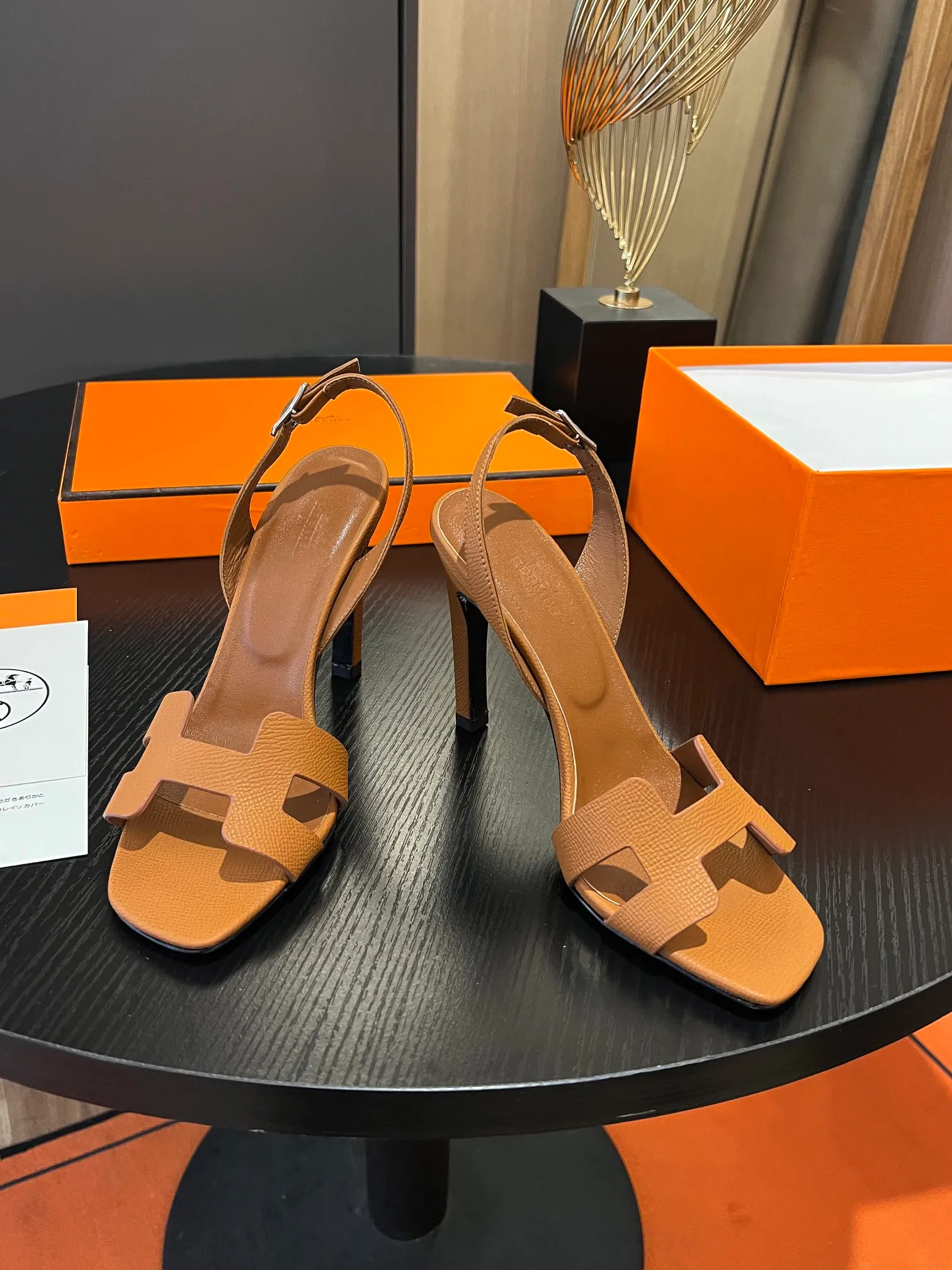 👟👟Ex-factory price 600👟👟Hermès 2023 high-heeled temperament sandals original customization! Counter synchronization! Hermès high heels have always been simple, fashionable and elegant! ! ! It can hold any style of wear, the height of 10.5cm is easy to control, and the feet feel comfortable and pressure-free! The classic and elegant style brings a sense of luxury to your feet! Highly recommended Material: Upper imported calfskin + mixed sheepskin lining Outsole: Italian genuine leather sole Size: 34-42 (34.41.42 customization is non-returnable and non-exchangeable)